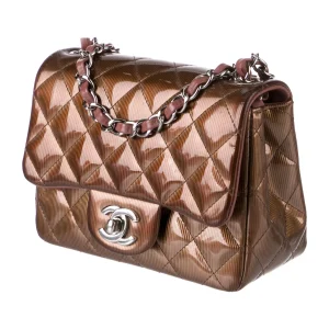 Chanel حقيبة مربعة صغيرة جلد مطلي بفليب واحد – حقيبة فاخرة وأنيقة بأسعار مغرية