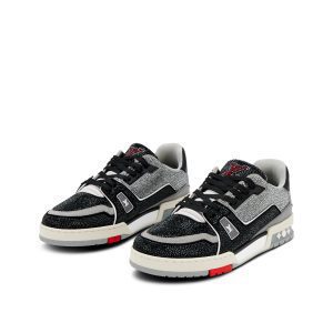 حذاء Louis Vuitton Trainer للرجال باللونين الأسود والرمادي مع تفاصيل من الكريستال