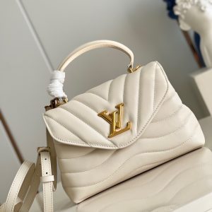 حقيبة Louis Vuitton New Wave بسلسلة من الجلد الأبيض المبطن، مع تفاصيل معدنية بلون الذهب
